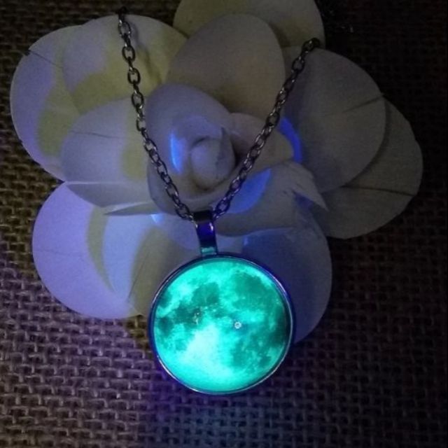 MOON PENDANT GLOW IN DARK CHAIN