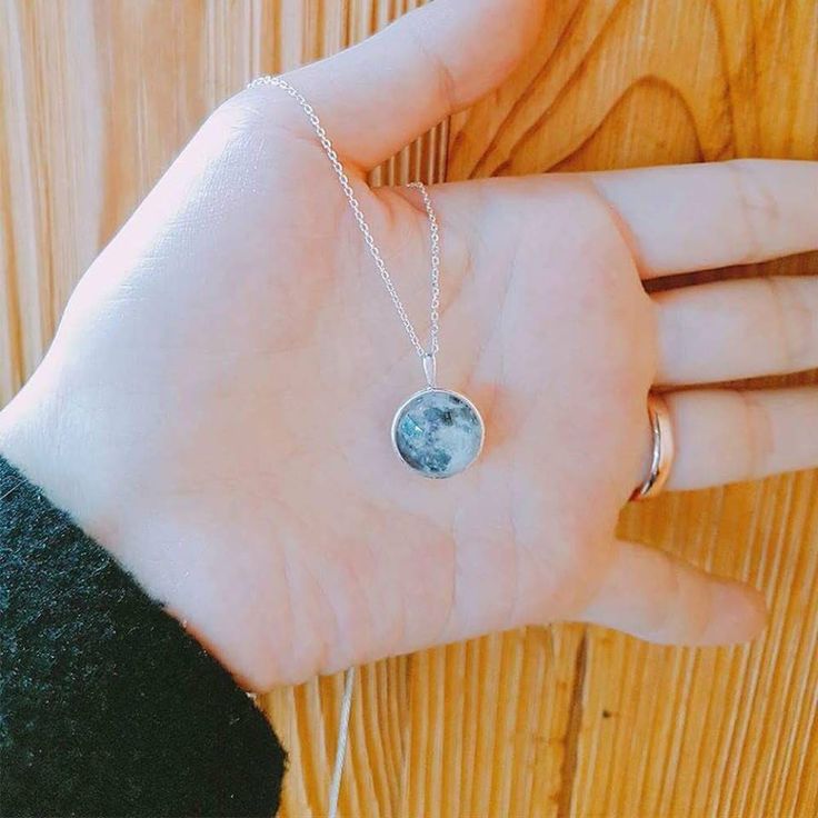 MOON PENDANT GLOW IN DARK CHAIN