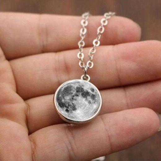 MOON PENDANT GLOW IN DARK CHAIN