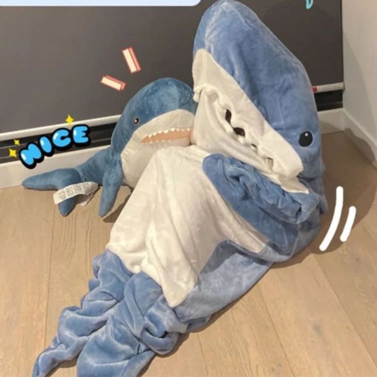 WEARABLE SHARK BLANKET 🦈